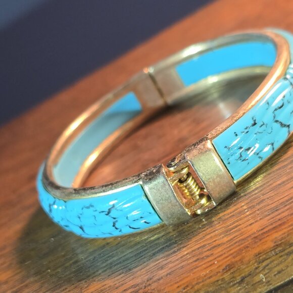 Vintage faux turquoise clamper hinge bangle bracelet. (goldtone hardware) - Picture 7 of 8